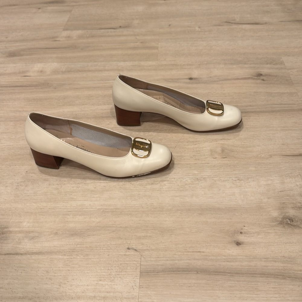 🤍Vintage Salvatore Ferragamo Block Heels🤍 - Picture 2 of 6